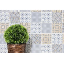 Mur décoratif avec des carreaux patchwork et une plante dans un panier
