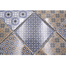Carreaux avec motifs floraux et géométriques