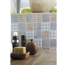 Aménagement de salle de bains avec carreaux carrés à motifs
