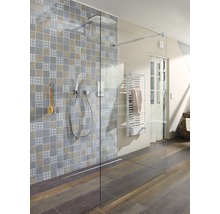 Salle de bains avec douche à l''italienne avec pomme de douche, douchette, caniveau de douche, sèche-serviettes chauffant et mur à motifs