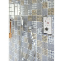Scène de douche avec douchette à main, robinetterie de douche et commande numérique sur un mur carrelé.