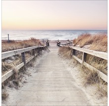 Passerelle en bois menant à la plage avec des rampes