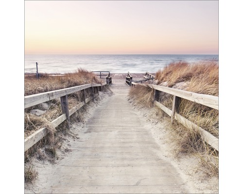 Passerelle en bois menant à la plage avec des rampes