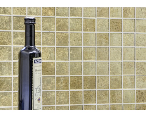 Mosaikfliesen mit quadratischem Muster an der Wand