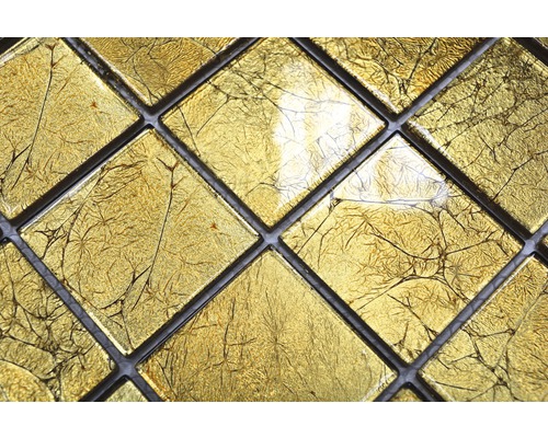 Nahaufnahme von Mosaikfliesen mit Blattgoldoptik