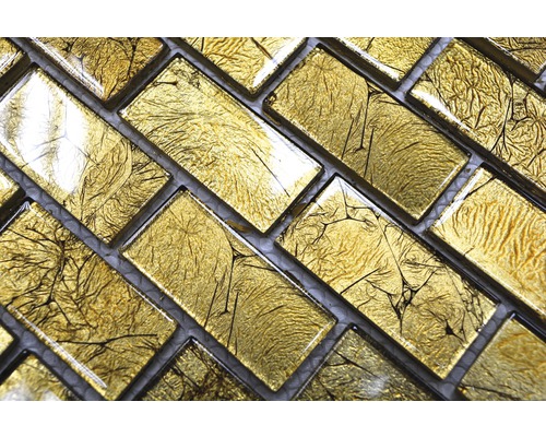 Nahaufnahme von rechteckigen Goldmosaikfliesen