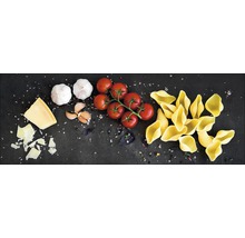Zutaten für Pasta: Nudeln, Tomaten, Knoblauch und Käse auf einem dunklen Untergrund.