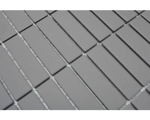 Carreaux de mosaïque gris en motif à chevrons