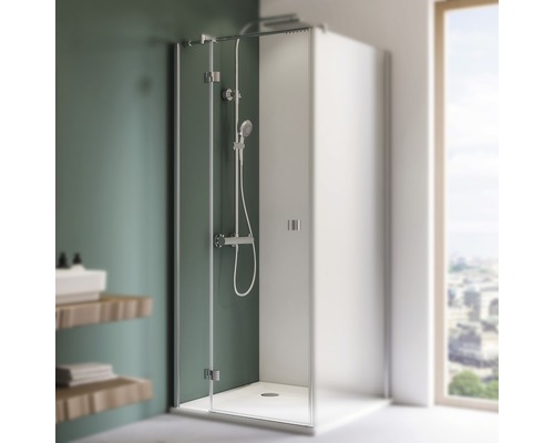 Duschkabine mit Glaswand und Duscharmatur im Badezimmer