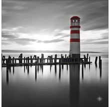 Photo en noir et blanc d''un phare sur un lac avec une jetée en bois