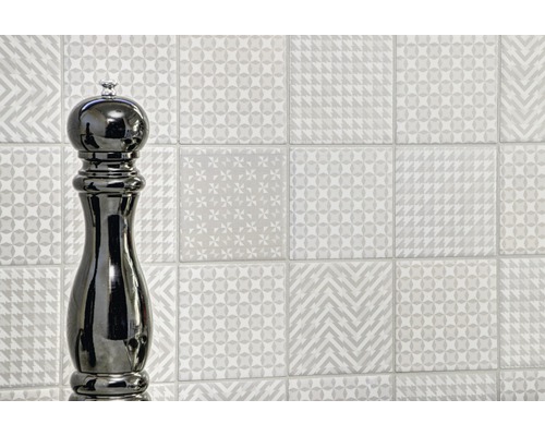 Wandgestaltung mit verschiedenen Dekorfliesen und Pfeffermühle