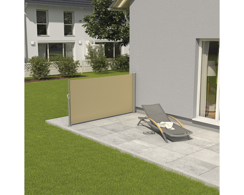 Terrassenszene mit Seitenmarkise und Liegestuhl