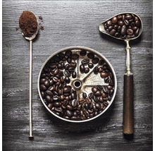 Grains de café et café moulu avec cuillères doseuses sur un filtre à café