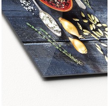 Image de cuisine décorative avec cuillères, épices, échalotes et herbes aromatiques sur fond en bois