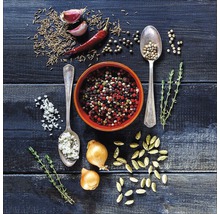 Arrangement de diverses épices sur fond en bois