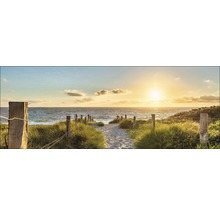 Lever de soleil sur la plage avec chemin de sable et clôture en bois