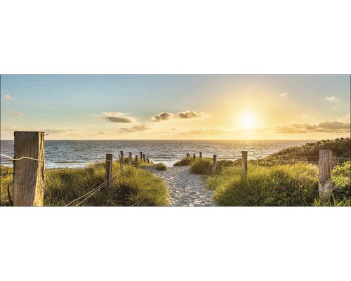 Lever de soleil sur la plage avec chemin de sable et clôture en bois