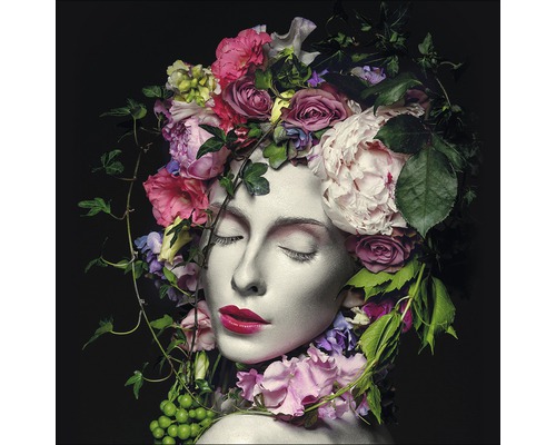 Frau mit Blumenkrone mit verschiedenen Blumen