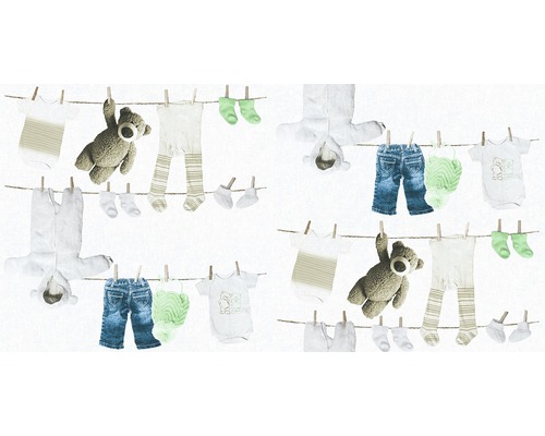 Vêtements de bébé et peluche sur la corde à linge