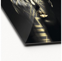 Dekoratives Glasbild mit einem Frauengesicht und goldenen Mustern