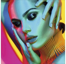 Portrait d''une femme avec du maquillage et un collier