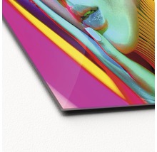 Gros plan d''une image en verre acrylique avec un portrait de femme abstrait