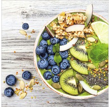 Smoothie bowl aux myrtilles, kiwis, citron vert, noix de coco et muesli