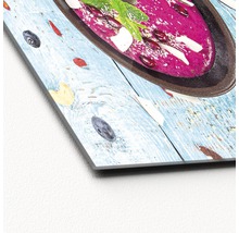 Gros plan d''une photo en verre acrylique représentant un bol de soupe sur une table en bois