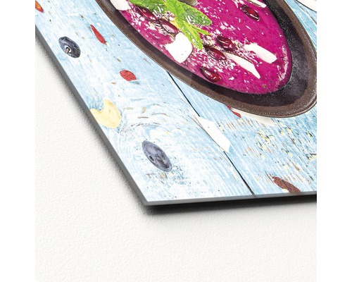 Gros plan d''une photo en verre acrylique représentant un bol de soupe sur une table en bois