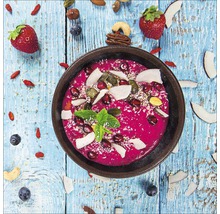 Gros plan d''un smoothie bowl aux fraises, myrtilles et noix sur une table en bois