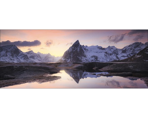 Panoramaaufnahme einer Berglandschaft mit Schnee und Gewässer