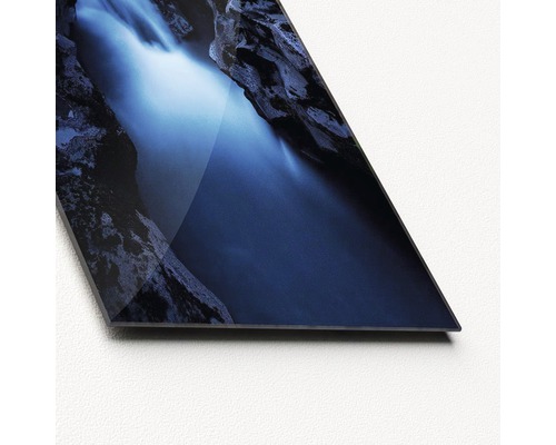 Nahaufnahme einer Glasplatte mit einem Wasserfall zwischen Felsen