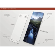 Description du produit de l''art du verre avec un paysage de montagne sur le devant et le dos avec un support d''écartement pour l''accrocher.