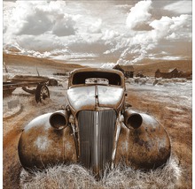 Image décorative d''une vieille voiture rouillée dans un paysage abandonné