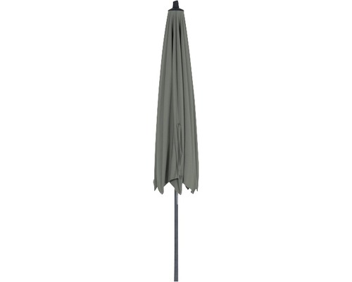 Geschlossener Gartenschirm auf einem Schirmständer.