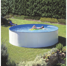 Rundpool im Garten mit Frau auf einer Luftmatratze