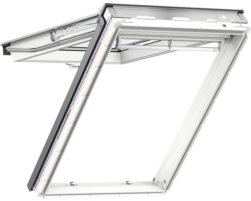 Geöffnetes Dachfenster für den Dachausbau