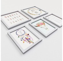 Cinq images encadrées avec différents motifs : plumes, lettrage, crâne et attrape-rêves