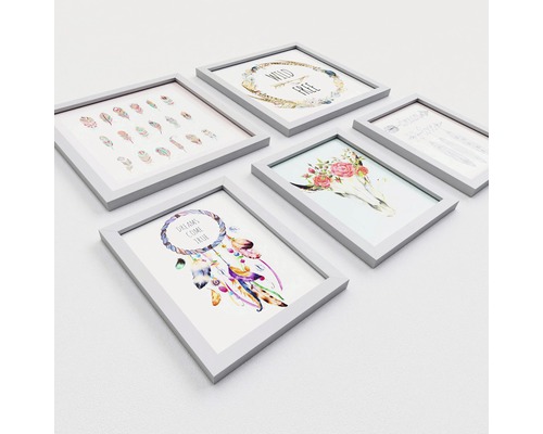 Fünf gerahmte Bilder mit verschiedenen Motiven: Federn, Schriftzug, Schädel und Traumfänger