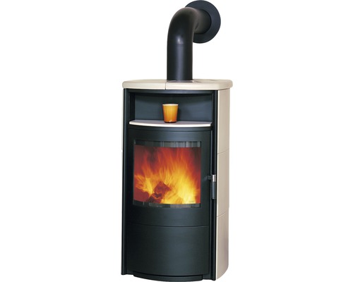 Kaminofen mit schwarzem Ofenrohr und brennendem Feuer im Inneren