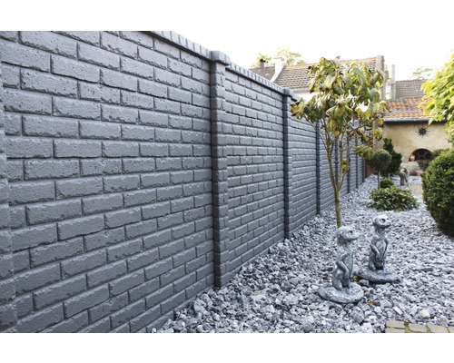 Jardin avec mur en béton préfabriqué aspect pierre