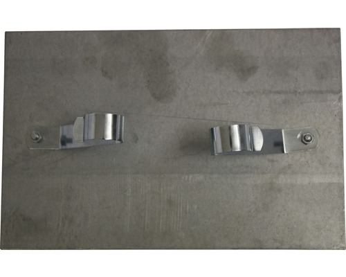 Image de deux colliers de serrage sur une plaque métallique.