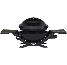 Barbecue à gaz Weber avec deux tables d''appoint