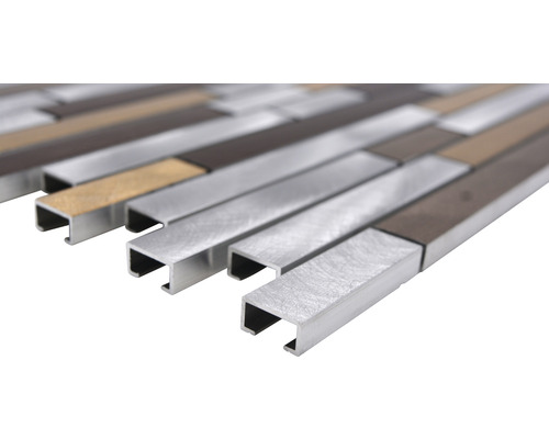 Mosaikfliese mit schmalen, rechteckigen Stücken in verschiedenen Metalloptiken