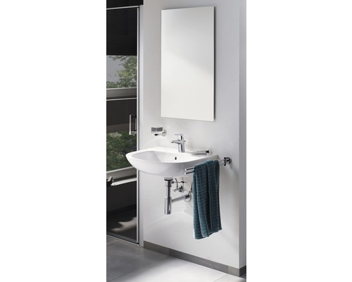 Lavabo de salle de bain avec miroir et porte-serviettes