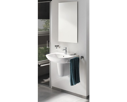 Salle de bains avec lavabo, miroir et porte-serviettes