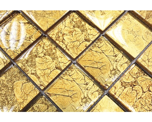 Gros plan d''une mosaïque avec des carreaux de verre carrés dorés