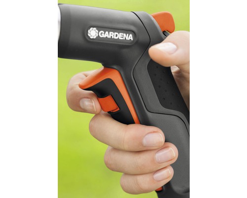 Hand hält eine Gartenspritze mit Gardena Logo