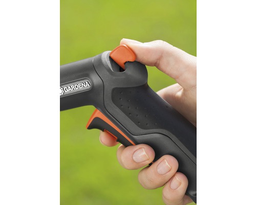 Nahaufnahme einer Hand, die einen Gartenschlauch mit Gardena Logo bedient