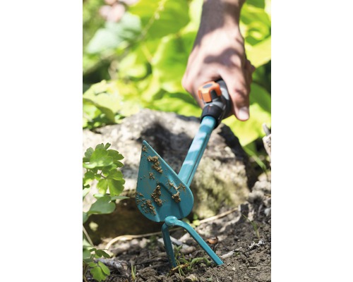 Gartenhacke im Einsatz zur Bodenbearbeitung